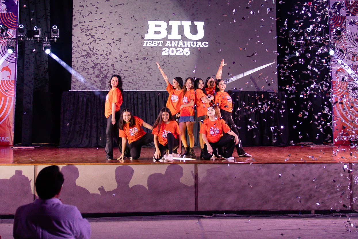 Alumnas del Grupo de Baile en el escenario del Burton Grossman. BIU 2026.