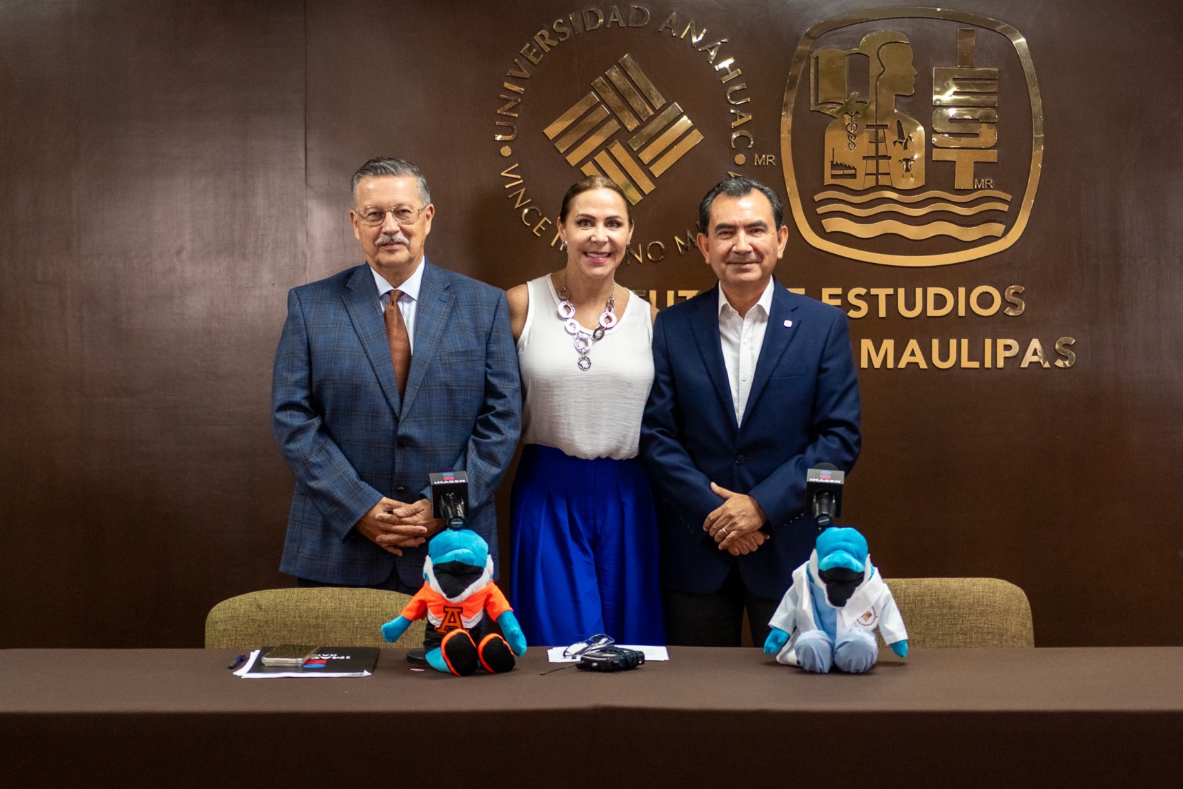 Ethel Soriano en compañía de los dos entrevistados: el Dr. García Willis y César Ponce.