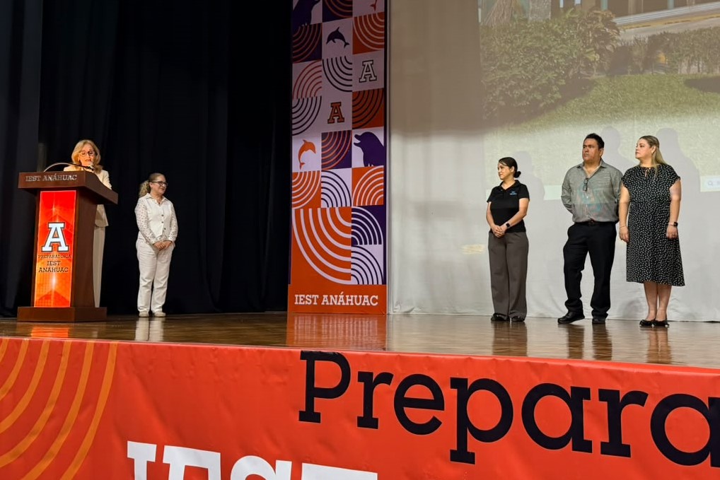 La Rectora toma protesta a los integrantes de la nueva mesa directiva de la Sociedad de Pares de Familia de la Preparatoria del IEST.
