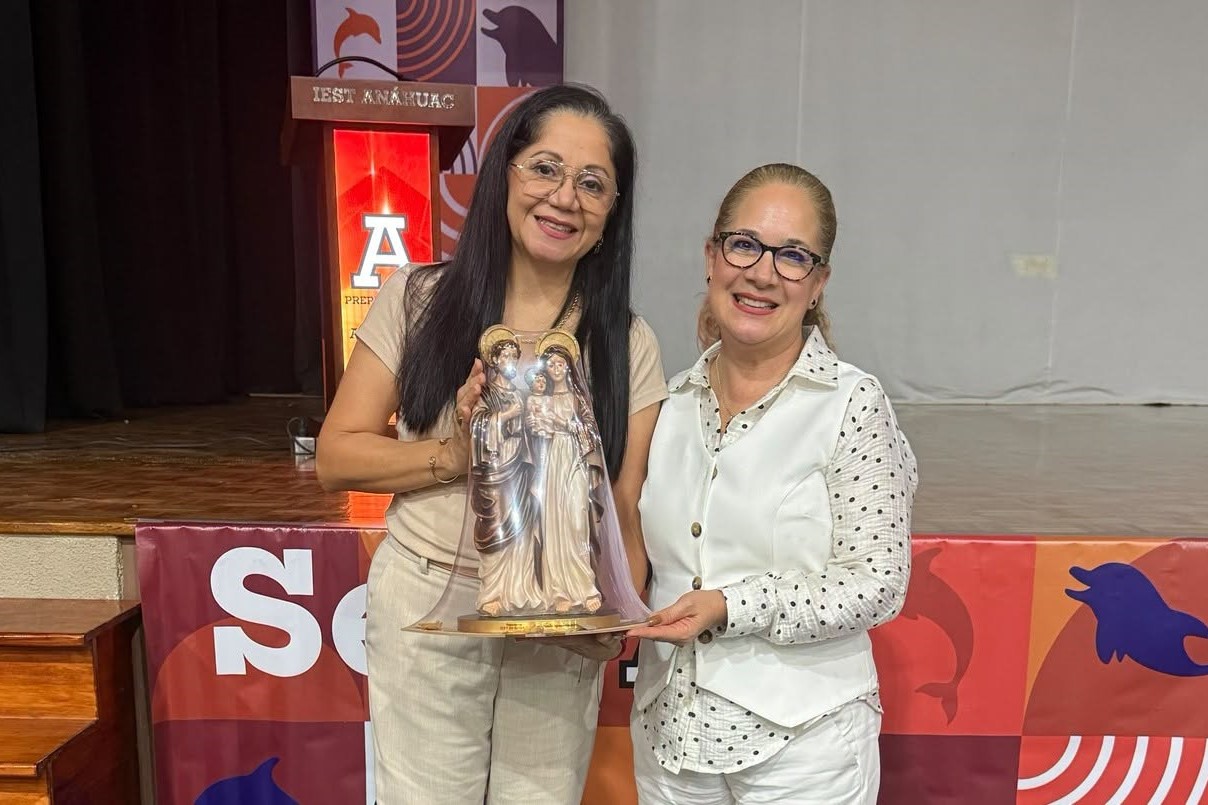 Conferencista de "Manejo del estrés y ansiedad en los jóvenes", acompañada de la Mtra. Rosa María Anaya.