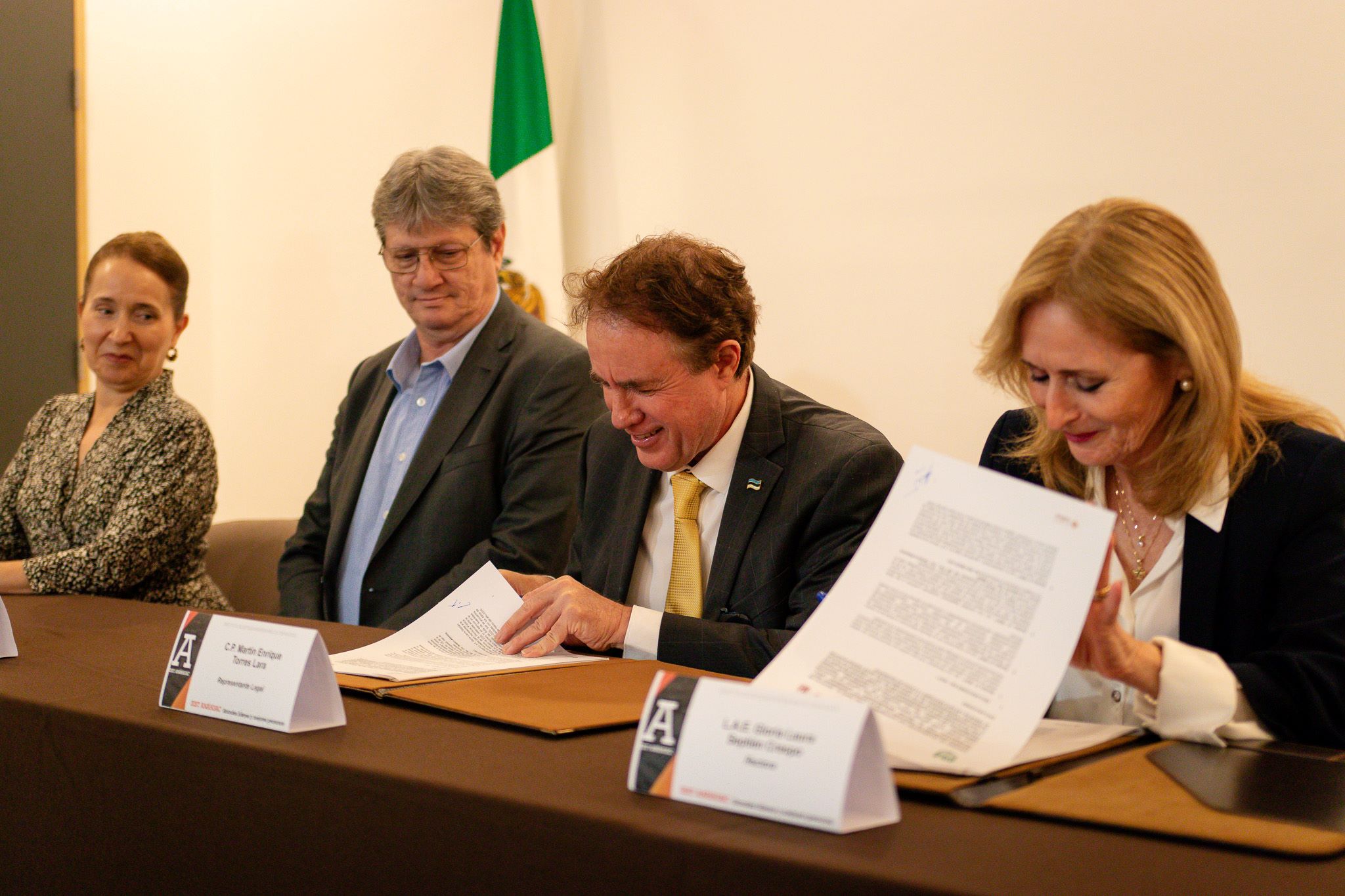 Enrique Torres y Gloria Septién firman convenio de colaboración entre el IEST Anáhuac y el Instituto Panamericano de Tampico.