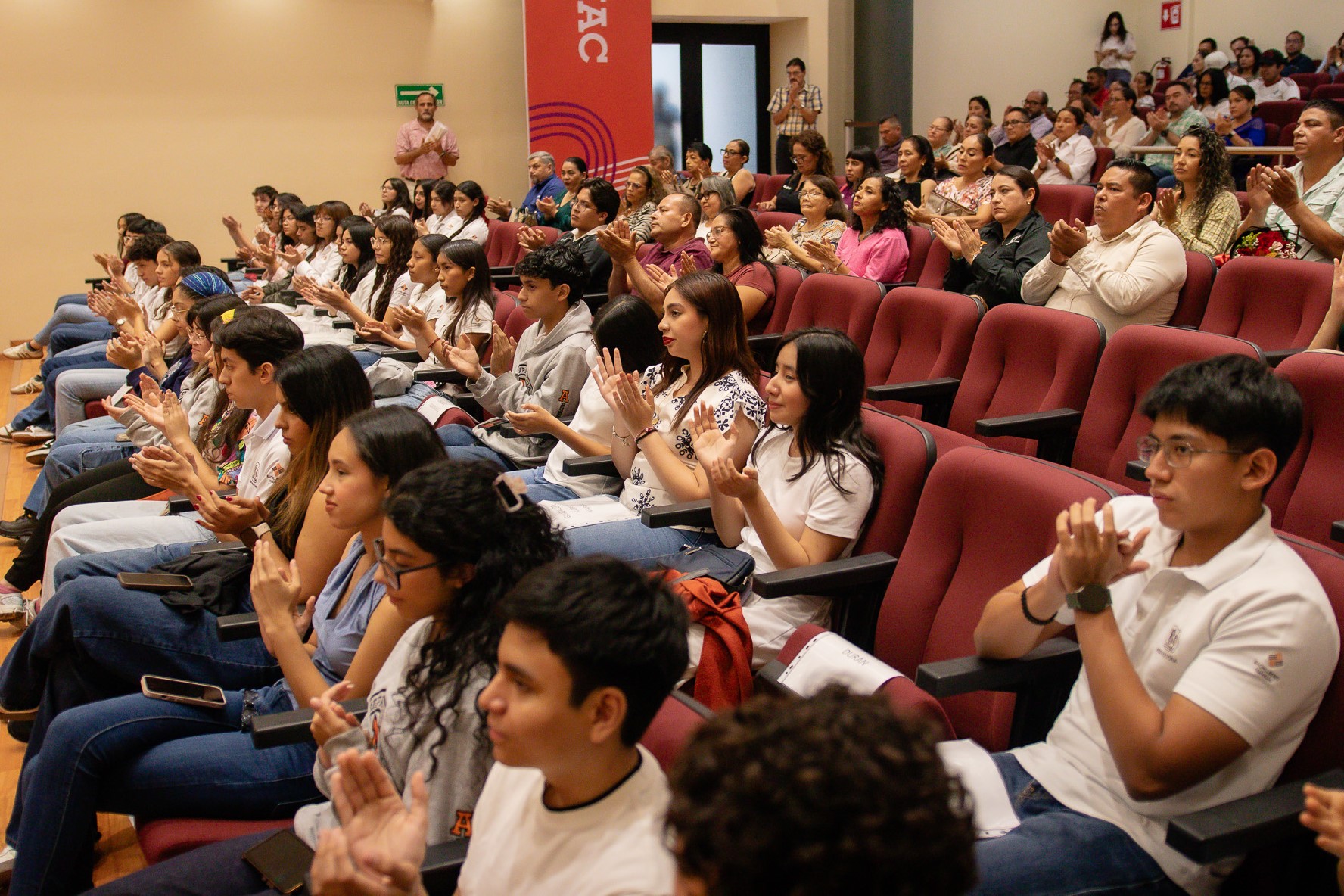 Alumnos de preparatoria aplaudiendo durante la entrega del premio de excelencia. Sep. 2026.