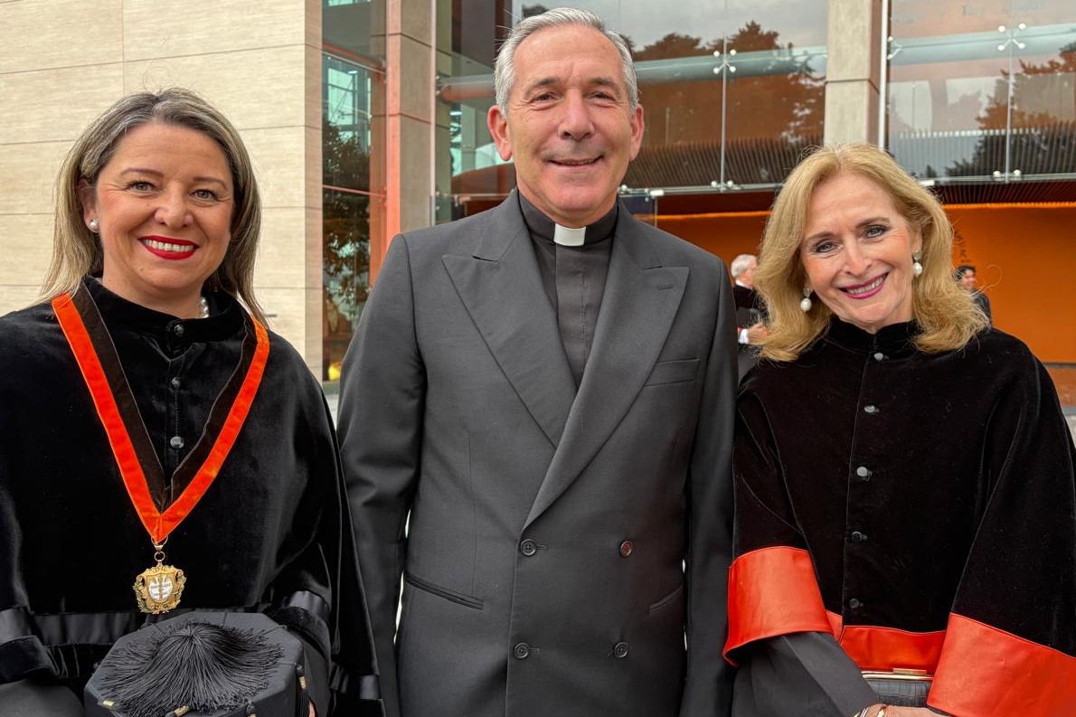La rectora acompañada del P. Villagrasa y de otra rectora.
