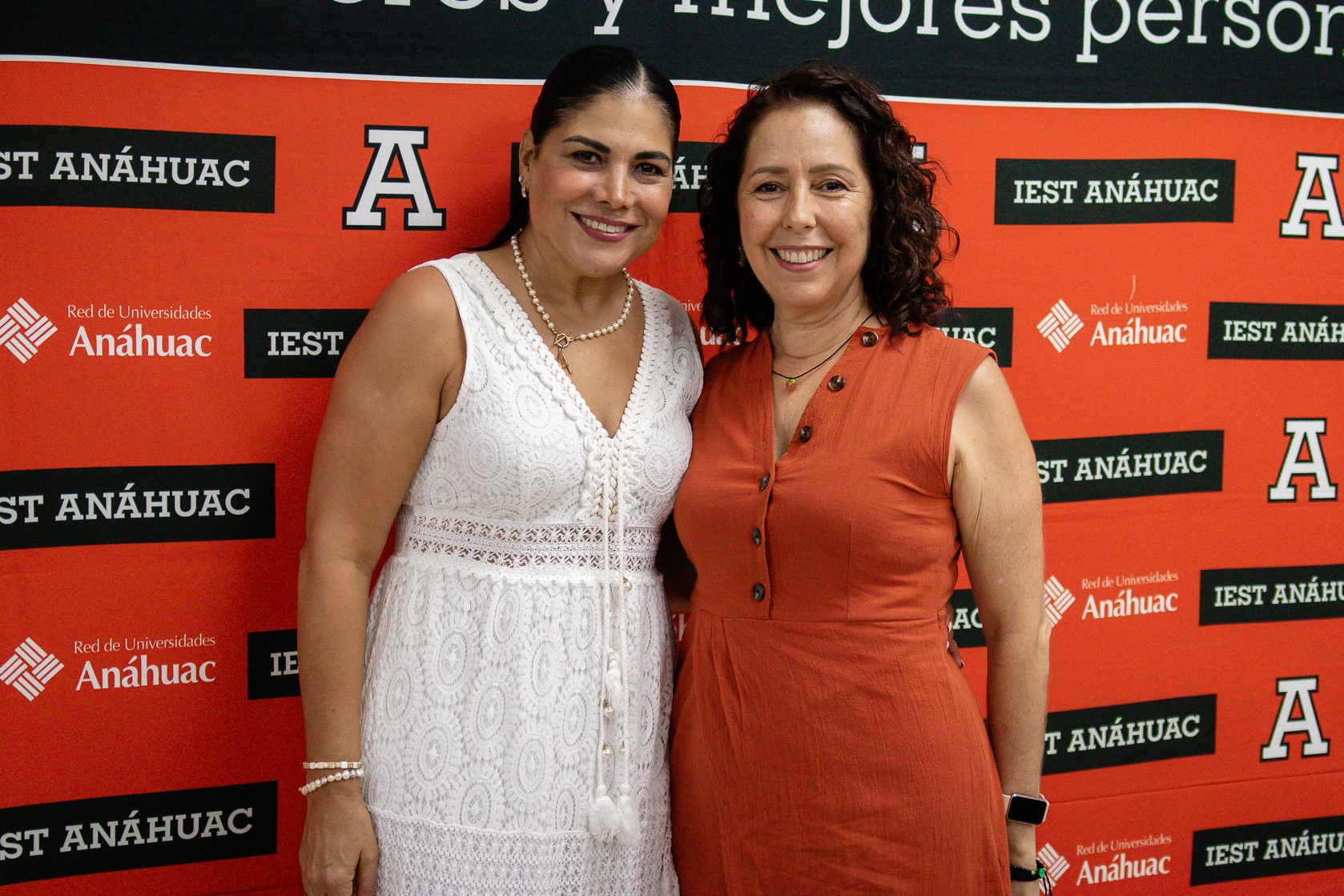 Dos egresadas maduras en el reencuentro de egresados del IEST Anáhuac.