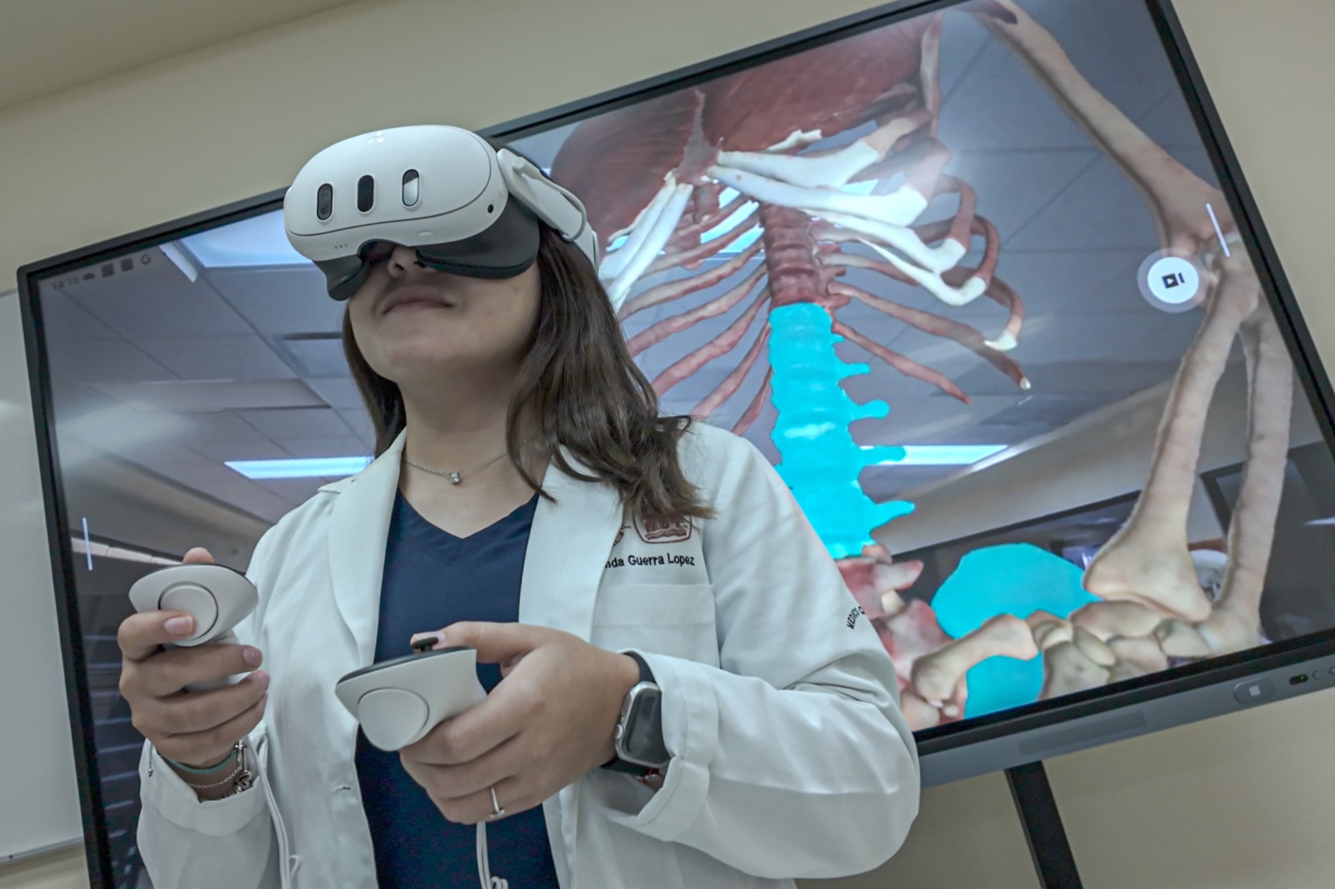 Alumna de Medicina manipulando el VH Dissector.