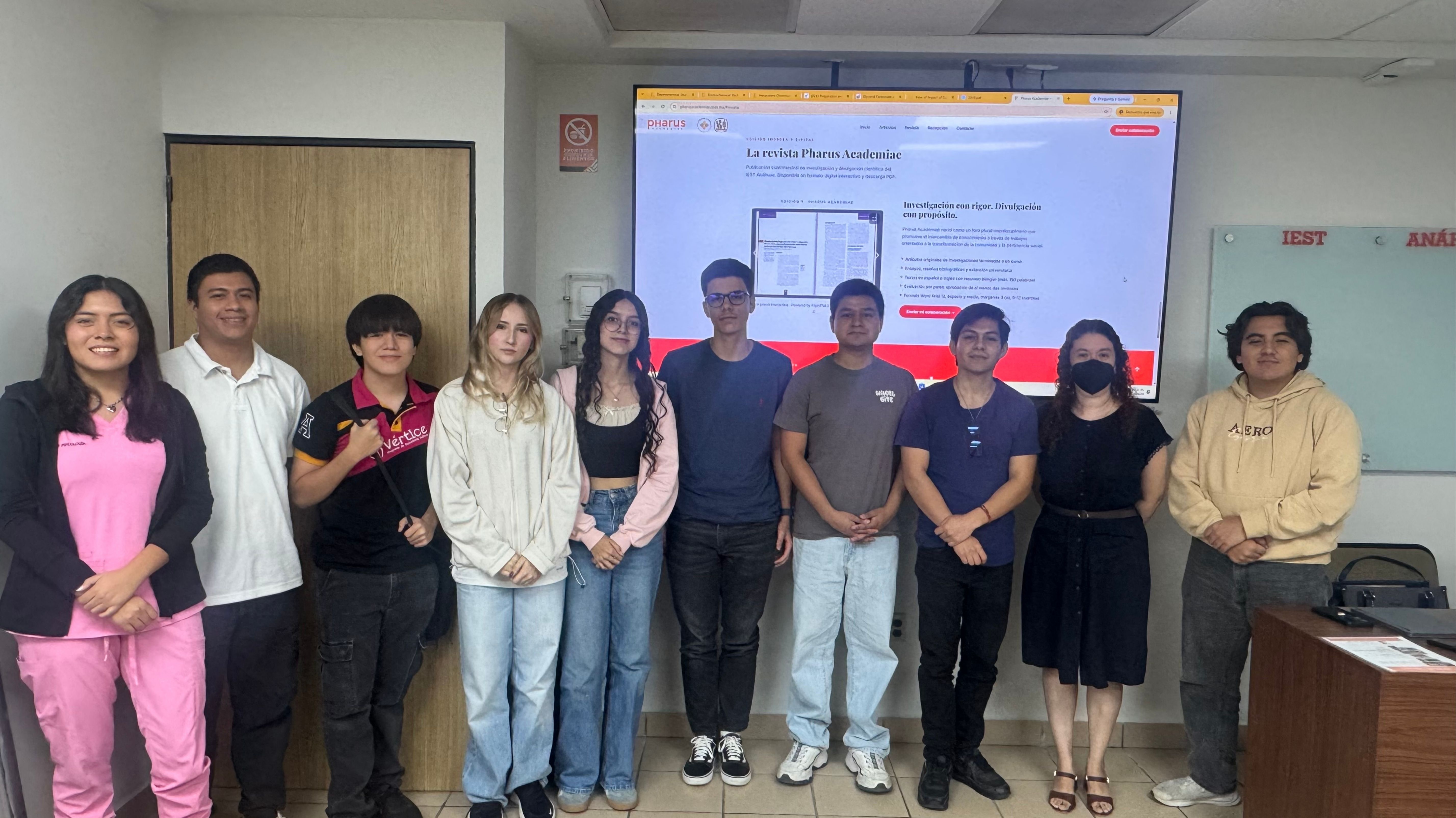 Dra. Elda Villalobos y jóvenes delfines investigadores