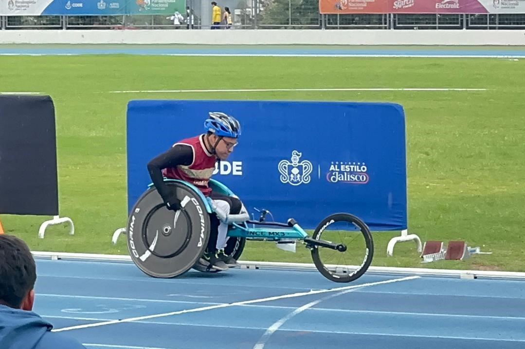 El alumno Cristian Isaí, en la pista del evento de la CONADE.