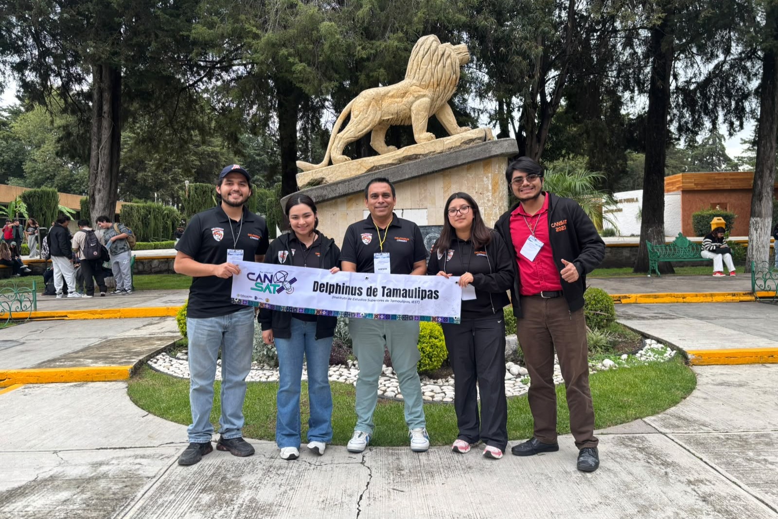Alumnos de Mecatrónica que consiguieron el 1er lugar en CANSAT, categoría Comeback, en el Tec de Puebla.