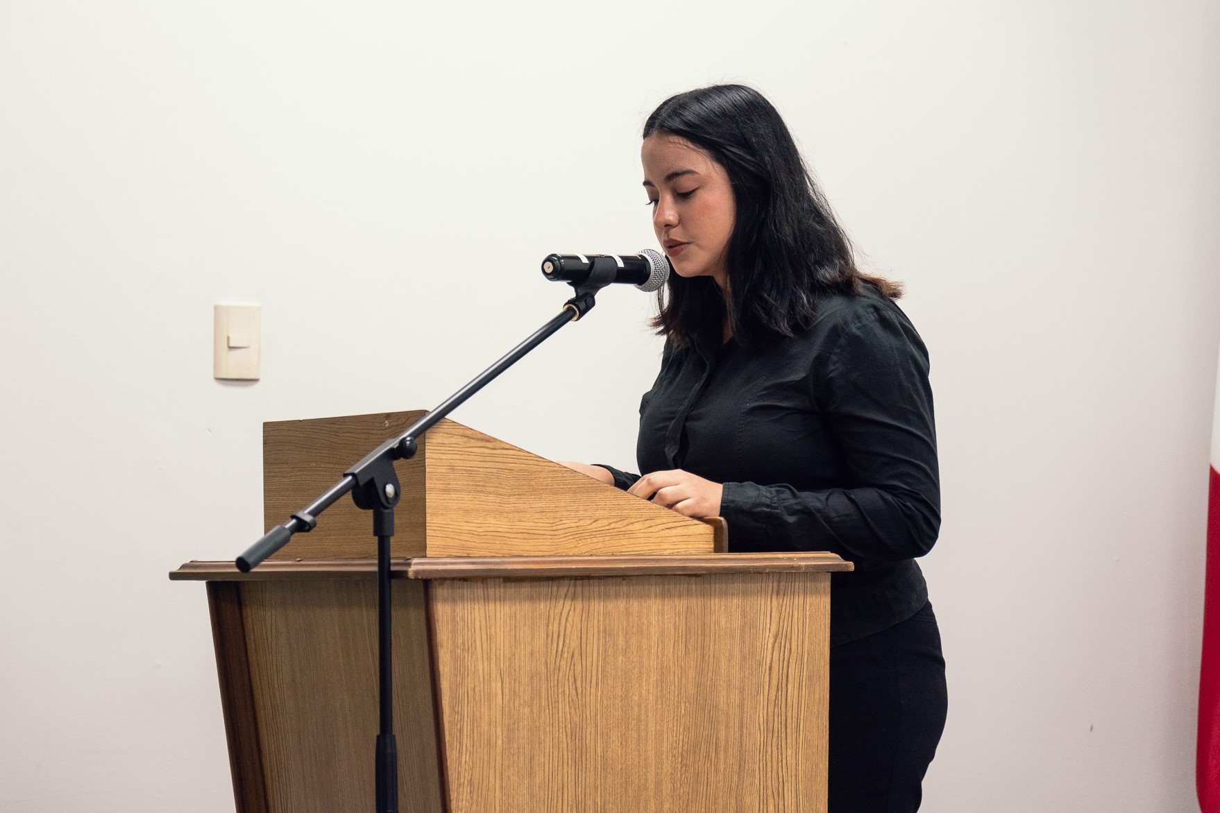 Dana Sofía Ramírez Flores, ganadora del concurso de ensayo 2026, leyendo su texto.