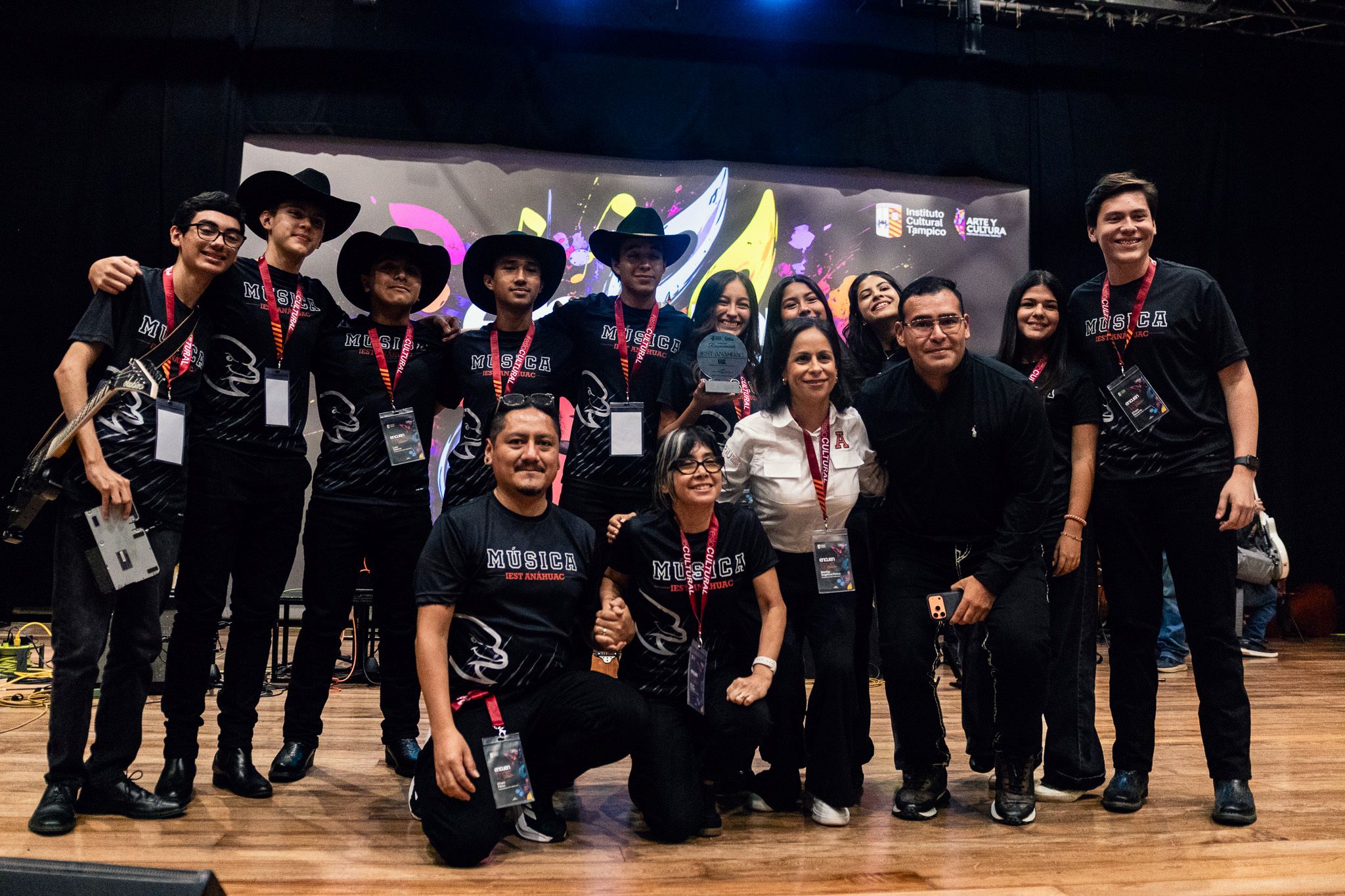 Fotografía del Grupo Musical del IEST Anáhuac, sobre el escenario del Instituto Cultural Tampico.