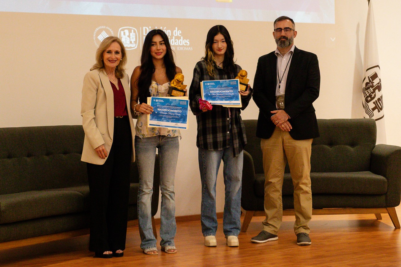 Alumnas triunfadoras en Game of Tradux, en la 12a edición. Les acompañan la Rectora y Daniel Bustos.