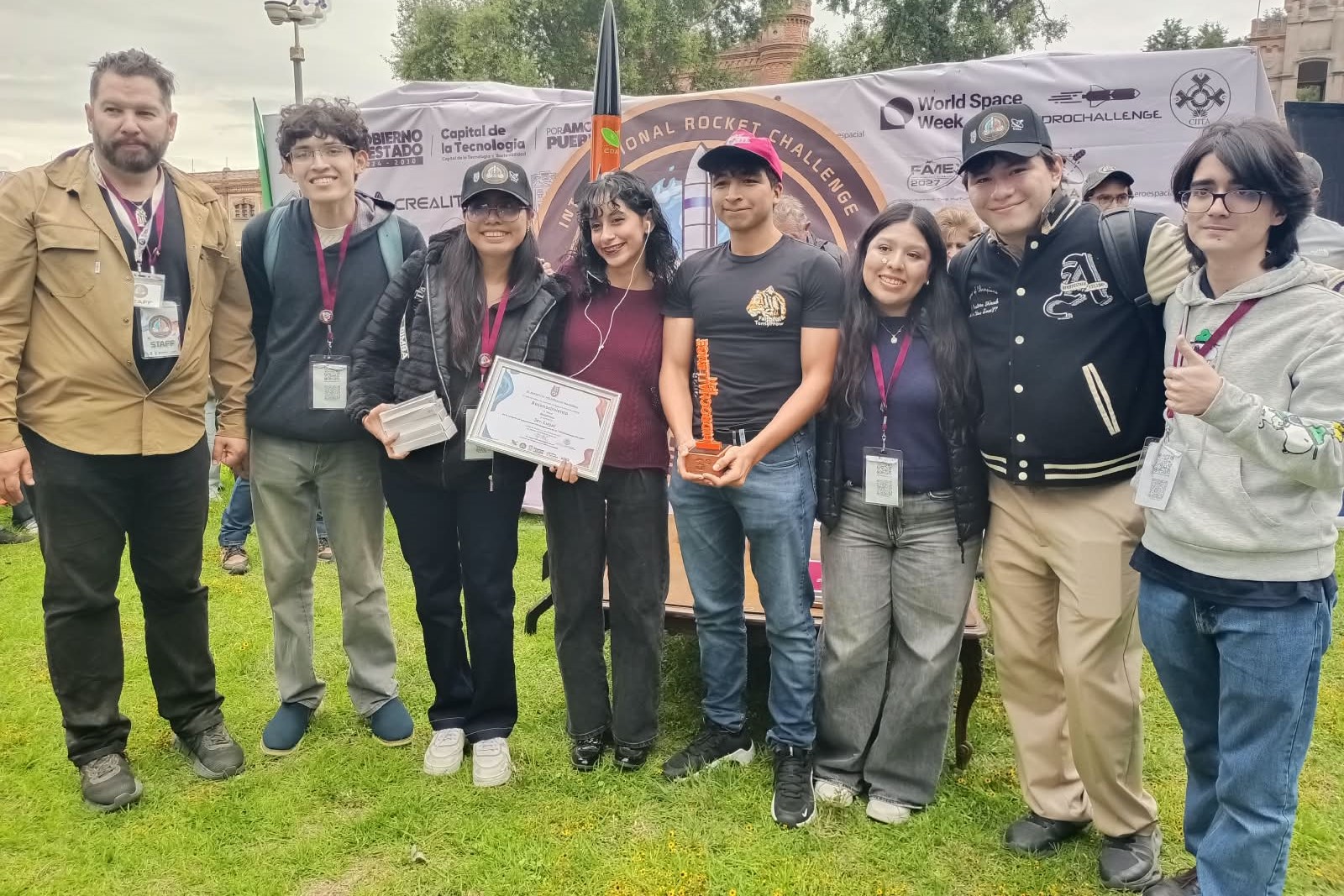 Grupo Delphinus, de Mecatrónica, recibiendo su reconocimiento en Hidrochallenge IPN 2026.