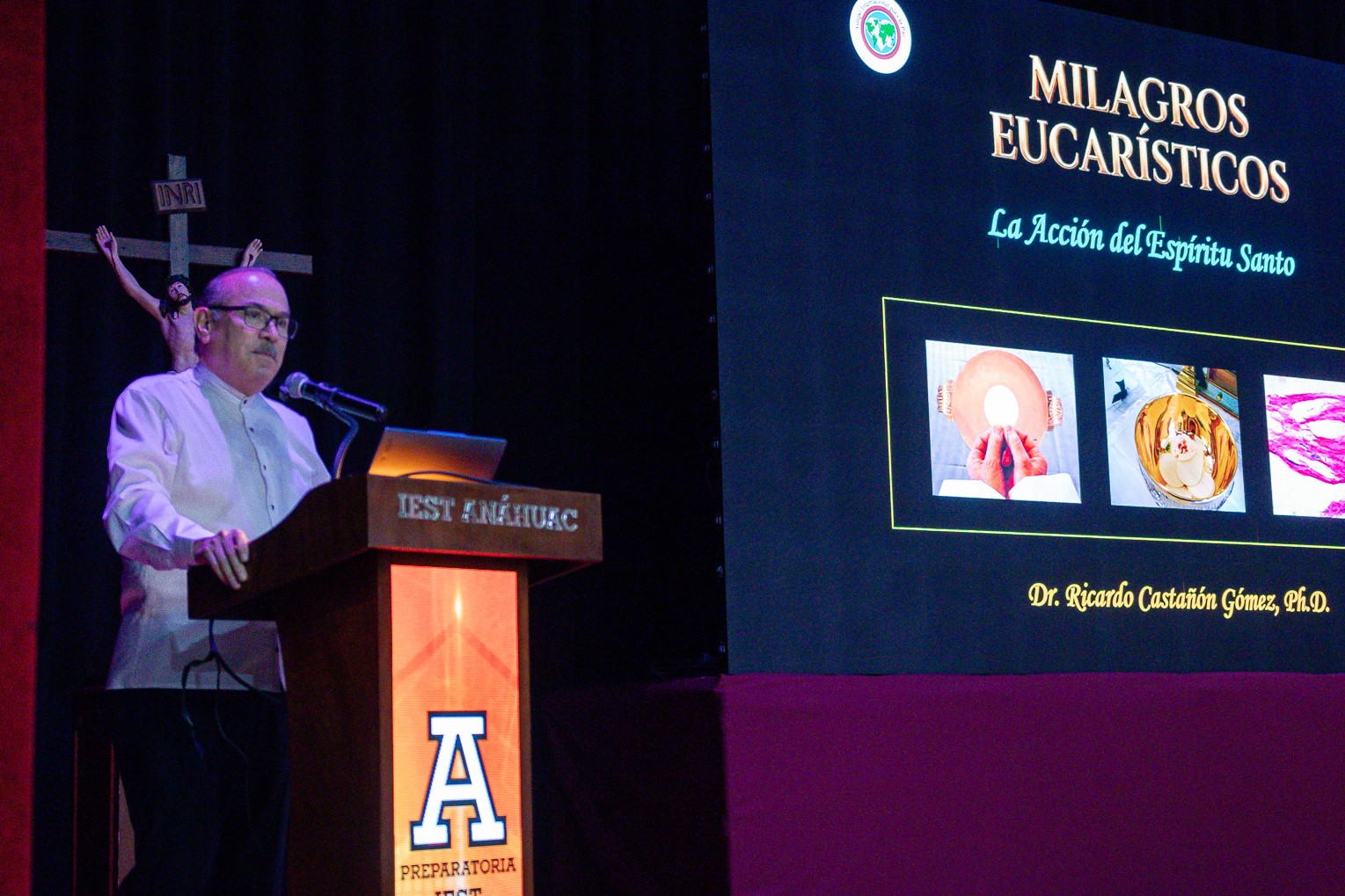 Dr. Ricardo Castañón exponiendo la conferencia Milagros Eucarísticos, en el Gimnasio Dr. Burton Grossman.