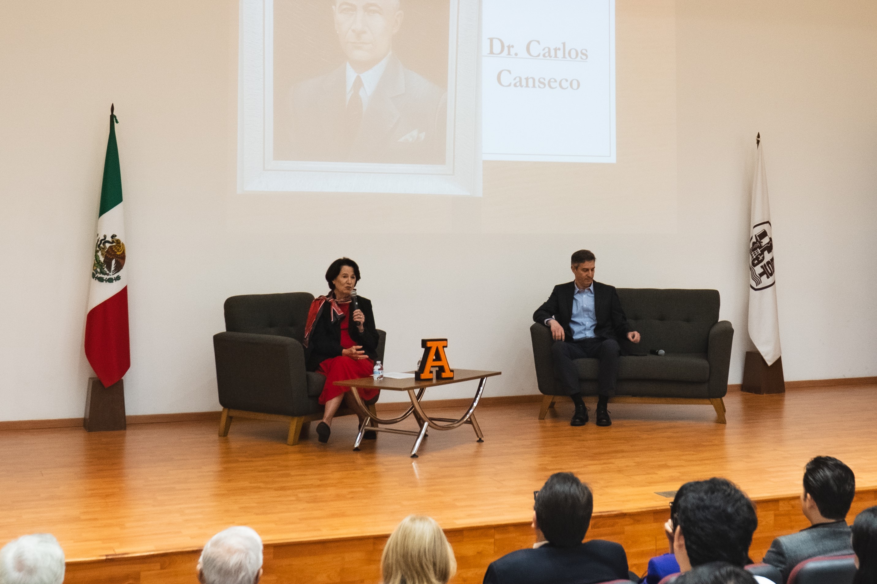 La Sra. Martha Canseco y su hijo, en el auditorio Mtro. David Gómez, hablando de su antepasado, el Dr. Canseco.
