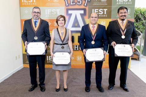 Egresados premiados con medalla de liderazgo, en la entrada del David Gómez.