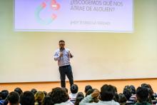 El conferencista le habla a una audiencia de alumnos de preparatoria.