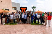 Integrantes de ENCUADRE, junto a la A de Medicina.