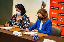 Rectora y directora del Hospital MAC firmando convenio.