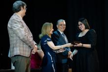 Maestra recibe reconocimiento de rectora, atestiguan los vicerrectores.