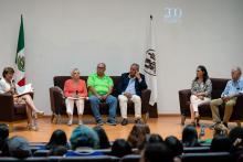 Ángeles Romero entrevistando a los restauranteros en el auditorio David Gómez.