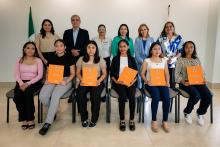 Alumnas becadas acompañadas de autoridades académicas y representantes de HEB.