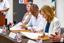 La Rectora y el Presidente del Tampico Madero firman un convenio de colaboración.