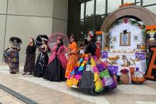 Un grupo de catrinas posan frente al Centro de Información.