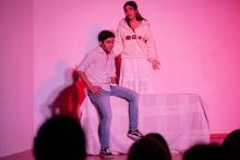 Alumnos de blanco, en escena, del musical Los últimos 5 años.