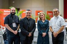 La rectora en compañía de sacerdotes del Regnum Christi.