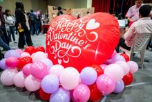 Un globo con forma de corazón, por la Feria del Amor y la Amistad.