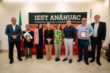 Autoridades con alumnos premiados por CENEVAL.