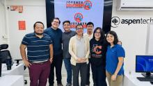 La Mtra. Sandra Suastes, Coordinadora en Investigación, el Dr. Hugo Velasco, y los estudiantes que forman parte del grupo 'Jóvenes Delfines Investigadores'