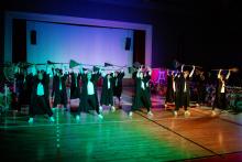 Coreografía con escobas, inauguración del Campamento de Verano 2025.