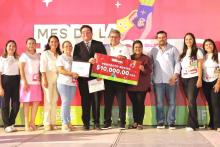 Juan Roberto recibe reconocimiento del alcalde de Altamira.