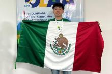 Alumno de Mecatrónica con la medalla de oro y una bandera de México en la XVIII Olimpiada de Astronomía y Astronáutica