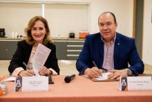 Gloria y Eduardo Manzur firmando el convenio de CANACO Tampico.