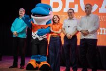 Gloria, acompañada de los vicerrectores y El Delfín.