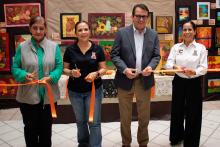 Lupita, Angélica, Germán y Martha cortando el listón de la exposición de Artes Visuales.