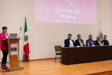 Autoridades médicas en la inauguración de las jornadas por cáncer de mama.