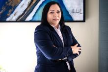 Sandra Romero delante del cuadro de Maribel Castro de Gómez.