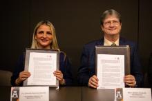 Basilio Kot y Aracely Ramírez mostrando el convenio firmado.