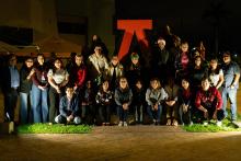 Grupo de egresados frente a la A de Medicina, en la Posada EXAIEST.