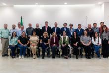 Grupo de participantes en el desayuno de medios.