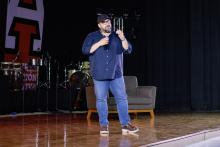 El cineasta Ricardo Colorado en el IEST Anáhuac.