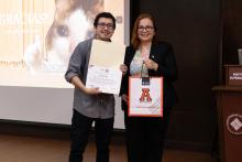 Icela Mata recibe su reconocimiento después de la conferencia.