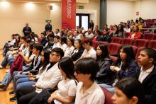 Alumnos de Prepa observando a la Rectora, en el auditorio David Gómez.