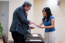 El Mtro. Basilio Kot felicita a una alumna, durante la entrega de reconocimientos de Excelencia de Universidad.