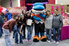 El Delfín con alumnos de prepa, en la Feria de San Valentín.