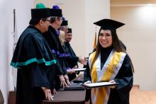 Alumna de posgrado sonriendo a la cámara.