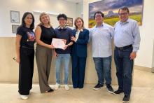 Alumnos del 2o lugar nacional de teatro, en compañía de autoridades.